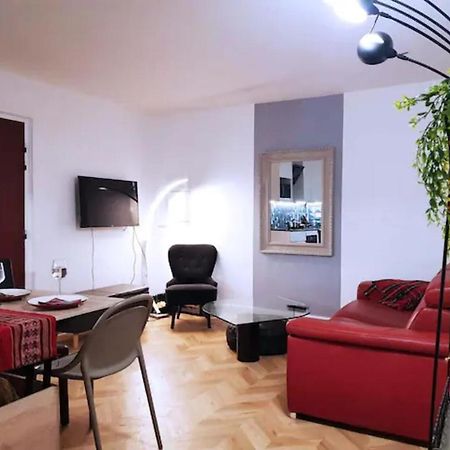 Pretty And Neat Bedroom In My Cosy Appartment. Puteaux Luaran gambar