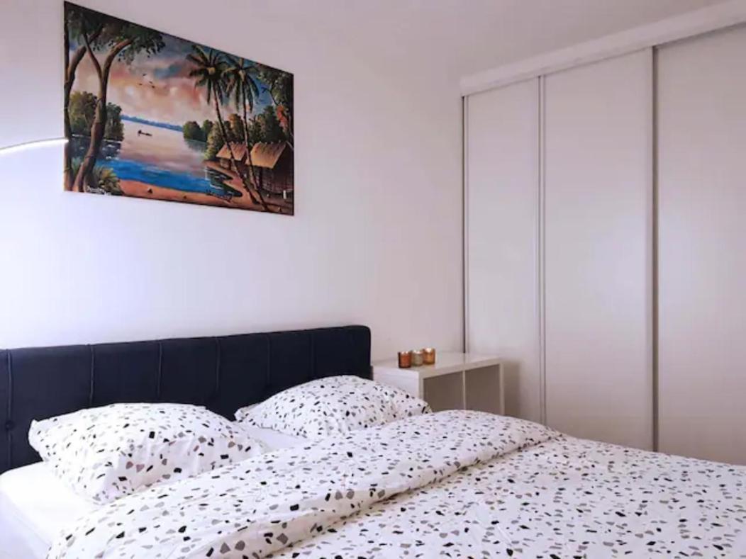 Pretty And Neat Bedroom In My Cosy Appartment. Puteaux Luaran gambar