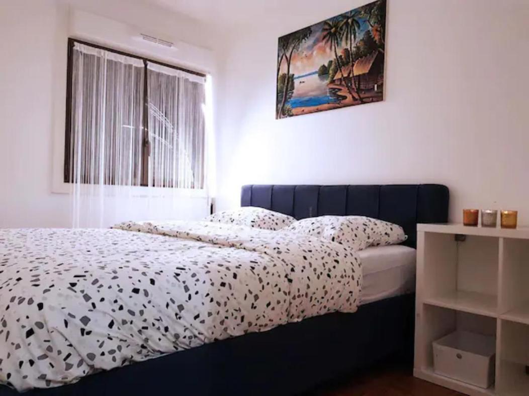 Pretty And Neat Bedroom In My Cosy Appartment. Puteaux Luaran gambar