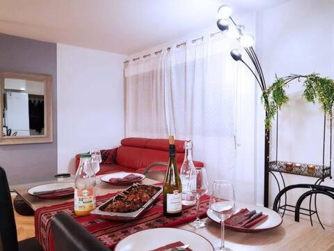Pretty And Neat Bedroom In My Cosy Appartment. Puteaux Luaran gambar